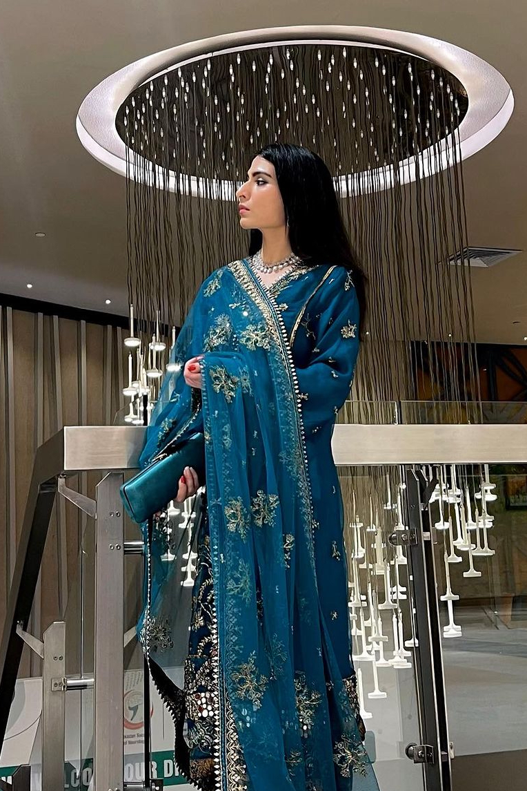 Annie and Mimi (AZUL)